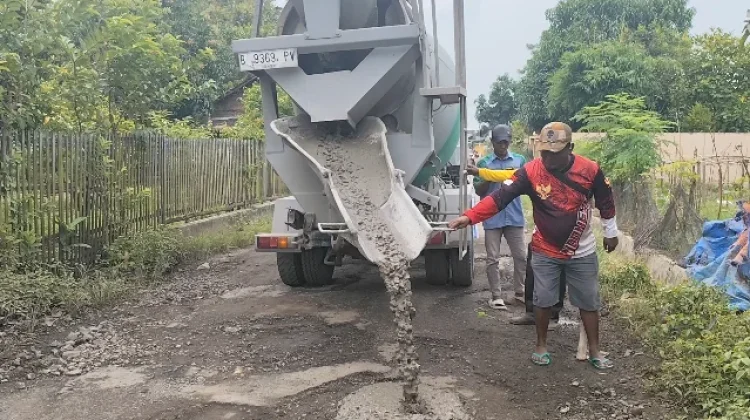 Gandeng Pengusaha, Desa Ngawen Pati Perbaiki Jalan Rusak secara Mandiri