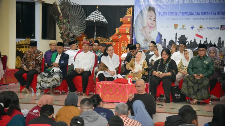 Bersama Sinta Nuriyah Abdurrohman Wahid,  Agustina Gelar Sahur di Pura Giri Natha