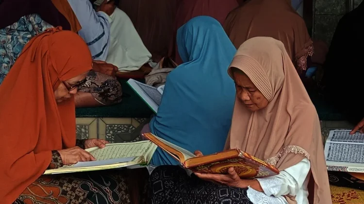 Lansia Mondok,  Cari Bekal Akhirat di Bulan Ramadan