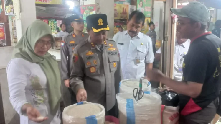 Cek Harga Sembako, Kapolres Kudus Sidak di Pasar Bitingan