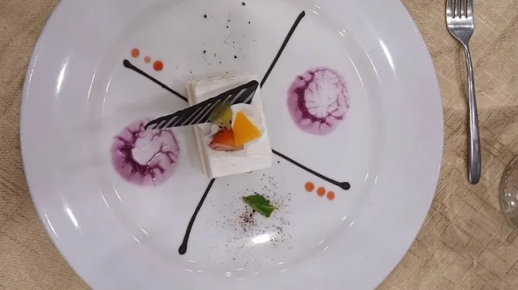Sepotong Dessert Cantik Penutup Sajian