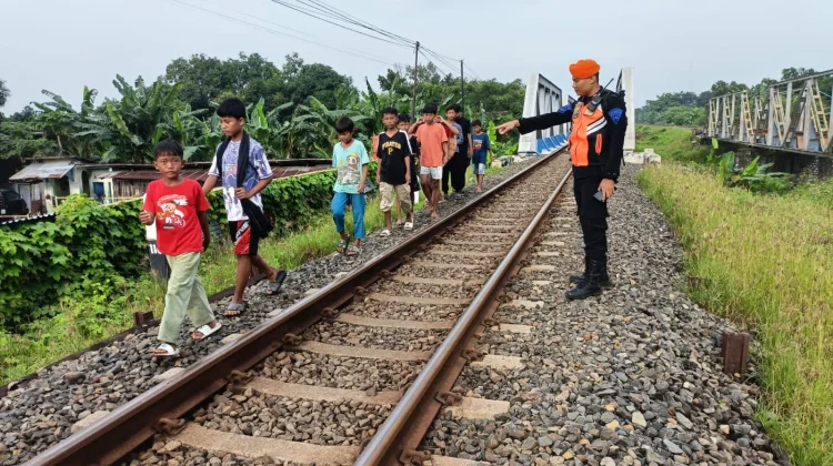 KAI Daop 4 Semarang Larang Warga Ngabuburit Jalur Rel