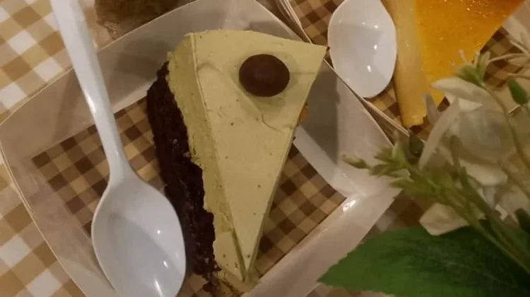 Lembutnya Cheesecake yang Meleleh di Setiap Gigitan