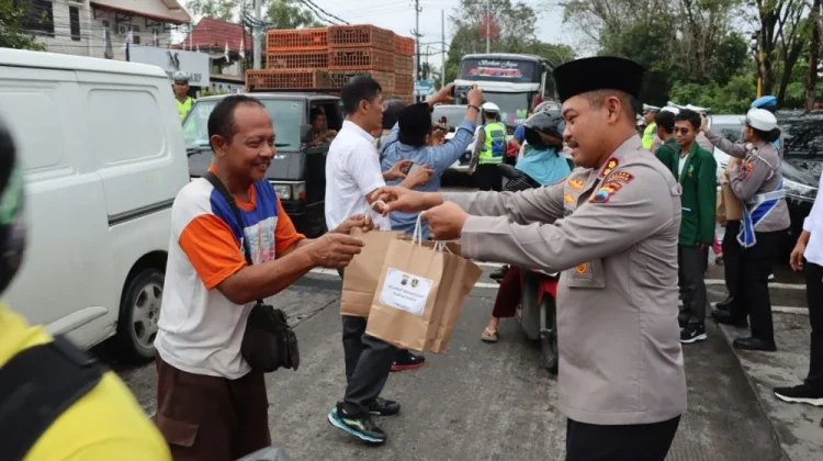 Kapolres Grobogan Pimpin Pembagian Ratusan Takjil di Depan Mapolres