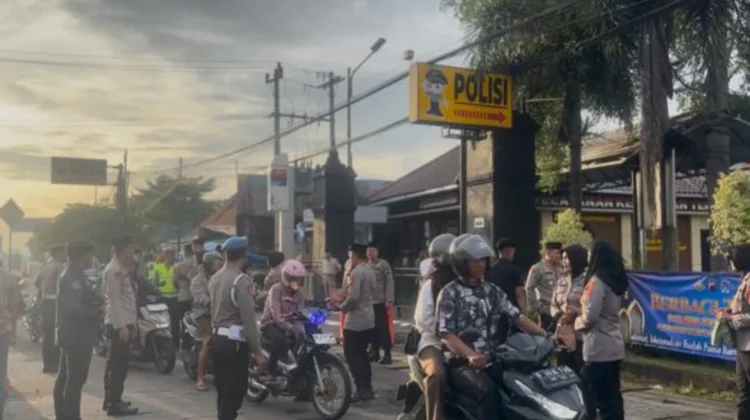 Ramadan Penuh Berkah, Polres Purworejo Bagikan Takjil ke Masyarakat