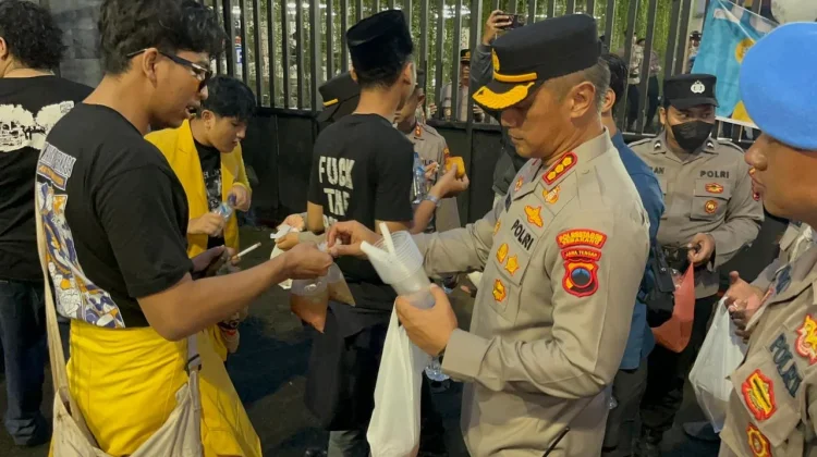 Pelayanan Unjuk Rasa Humanis, Polrestabes Semarang Bagikan Takjil