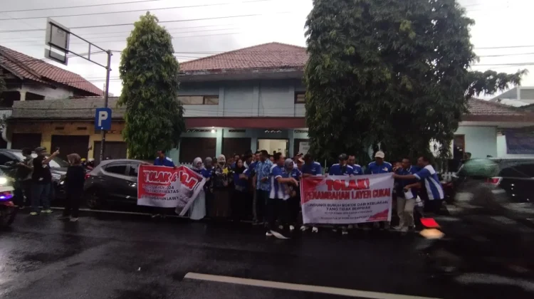 Aksi Bentang Spanduk di Kudus,  Pekerja Rokok Tolak Layer Baru Cukai