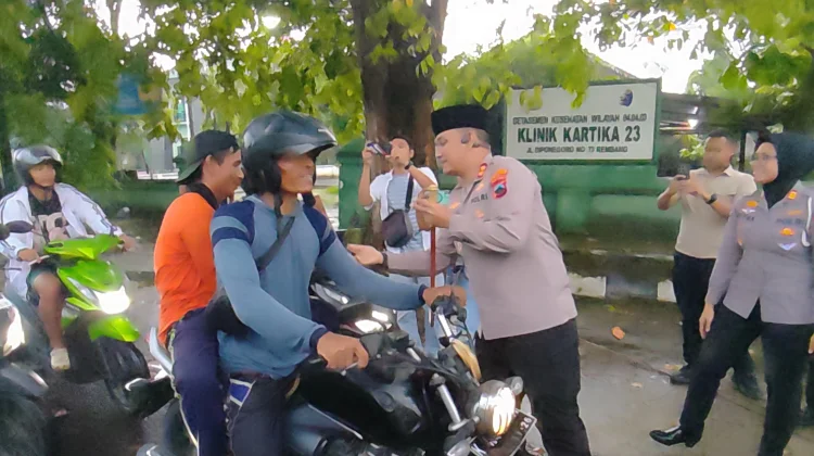 Sasar Pengendara, Polres Rembang Sebar Takjil di Sejumlah Titik Strategis