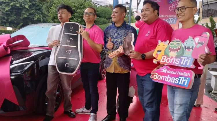 BombasTri Tebar Hadiah, Pelanggan Bawa Pulang Mobil Listrik