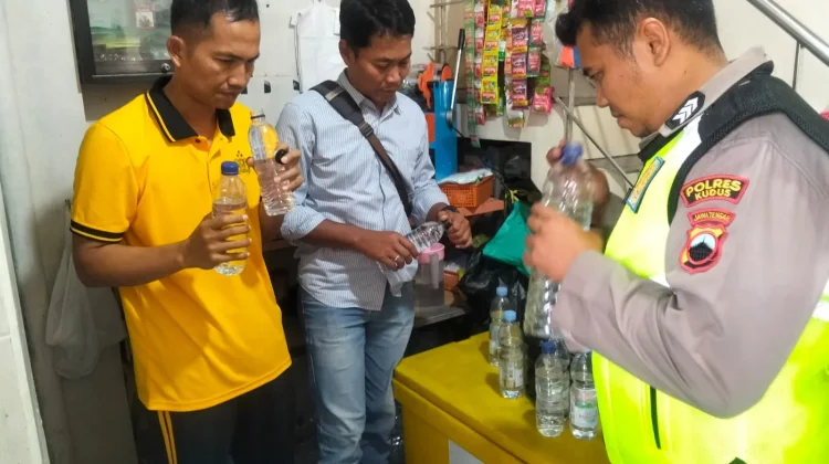 Polisi Kudus Grebek Penjual Miras dengan Kemasan Minuman Kekinian