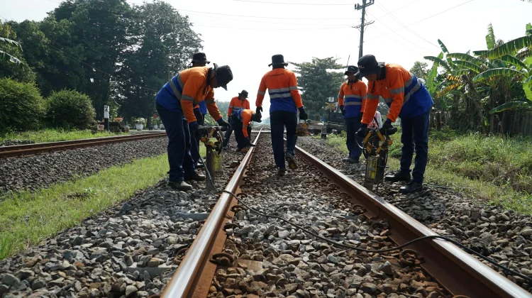 Menjelang Angkutan Lebaran, KAI Lakukan Perawatan Jalur Kereta Api
