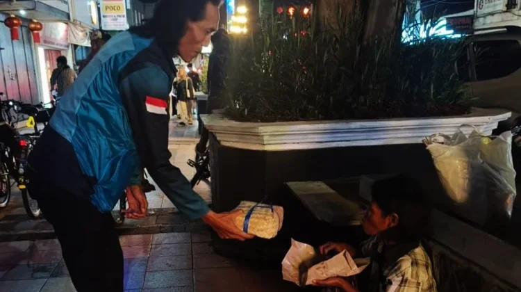 Komunitas Gerakan Magelang Bike, Bersepeda Malam Sambil Berbagi