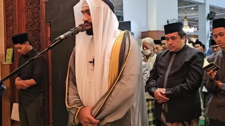 Imam Uni Emirat Arab Pimpin Tarawih di MAJT, Hadirkan Suasana Global di Semarang