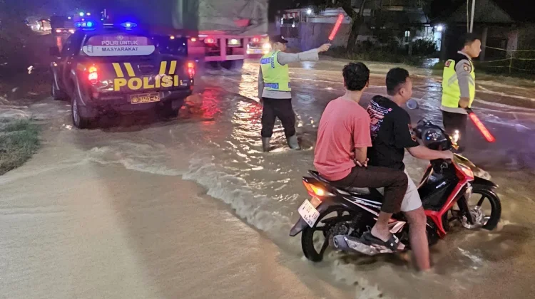 Banjir Rendam Jalur Pantura Batangan Pati,  Antrean Kendaraan Mengular