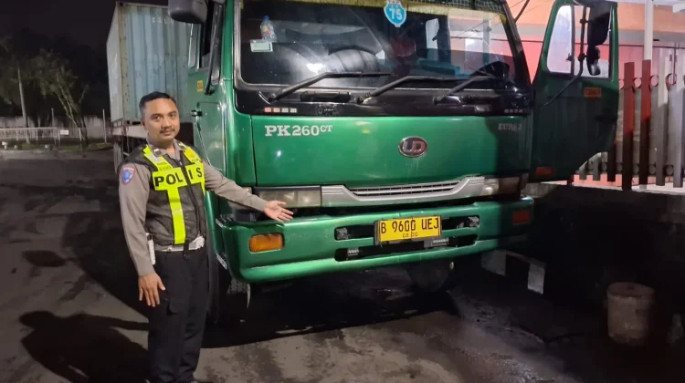 Hindari Lubang, Pemotor Tewas Tertabrak Truk di Tengaran