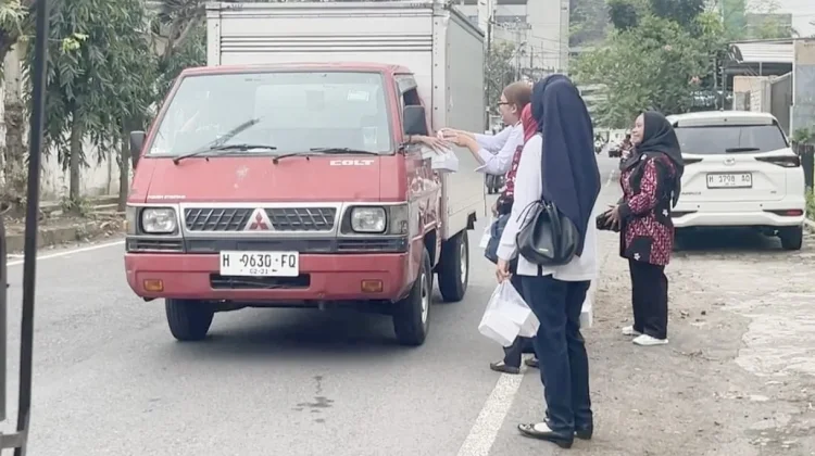 Dharma Wanita RRI Semarang Bagikan Takjil di Jalan Seroja