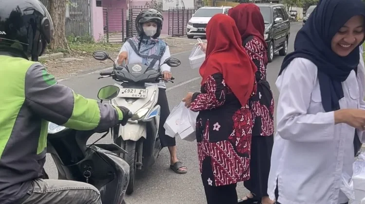 Aksi Berbagi Takjil Dharma Wanita RRI Semarang Disambut Hangat Warga