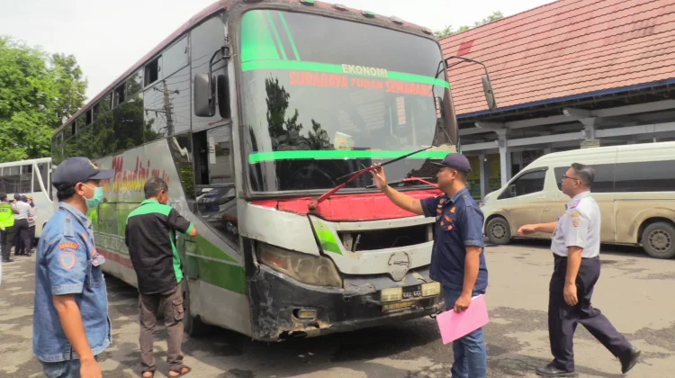 Ramp Cek Angkutan Umum, Satu Bus Gunakan Ban Retak