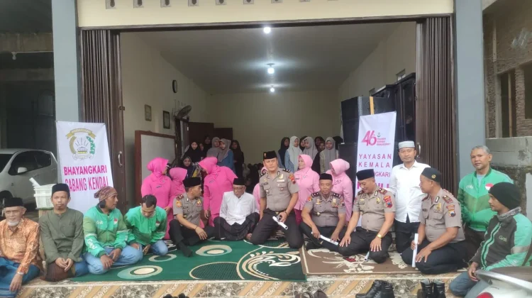 Selama Ramadan, Polres Kendal Bagikan Takjil Buka Puasa