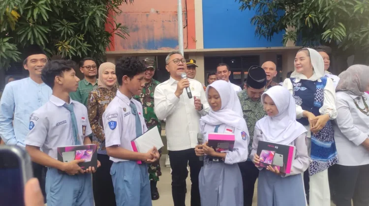 Menko Zulhas Sosialisasi MBG di Sekolah