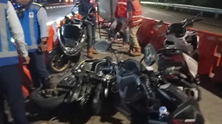 Diduga Rem Blong, Truk Paket Seruduk 8 Motor di Exit Tol Bawen