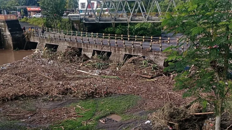 Banjir Lahar Hujan Merapi, 5 Hilang, Belasan Truk Terjebak di Sungai Senowo