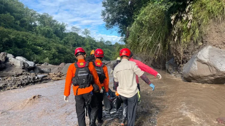 Tim SAR Temukan Dua Korban Banjir Lahar Merapi di Sungai Senowo