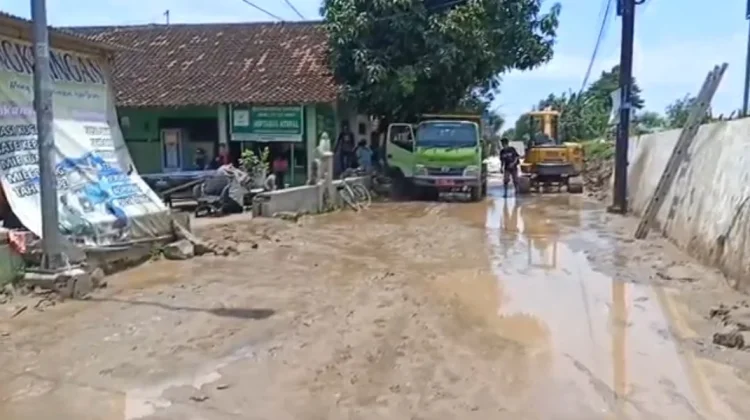 Tanggul Sungai Plumbon Kembali Jebol, 50 KK di Mangkang Kulon Terdampak