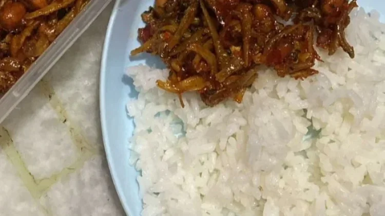 Nikmatnya Makan Nasi Putih Hangat dengan Teri Kacang