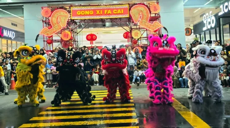 Meriahkan Cap Go Meh, Kesenian Barongsai Pukau Pengunjung Mal