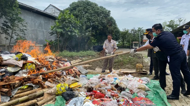 Karantina Jateng Musnahkan Ratusan Kilogram Produk Ilegal dari Luar Negeri