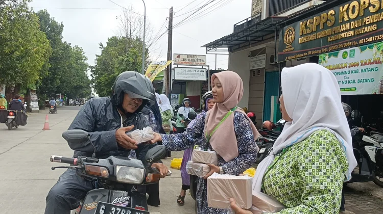 Rutinitas Ramadan, KOPSIMNU dan Fatayat NU Bagikan Ribuan Takjil