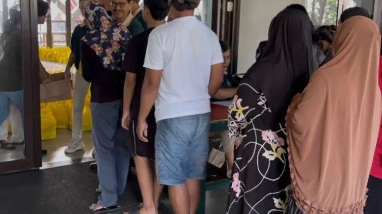 Ratusan Warga Antre Tebus Murah Sembako di Gereja Santa Theresia Bongsari