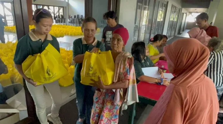 Ratusan Warga Antre Tebus Murah Sembako di Gereja Santa Theresia Bongsari