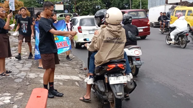 Siswa SMP Kristen Lentera Ambarawa Bagikan Takjil Gratis