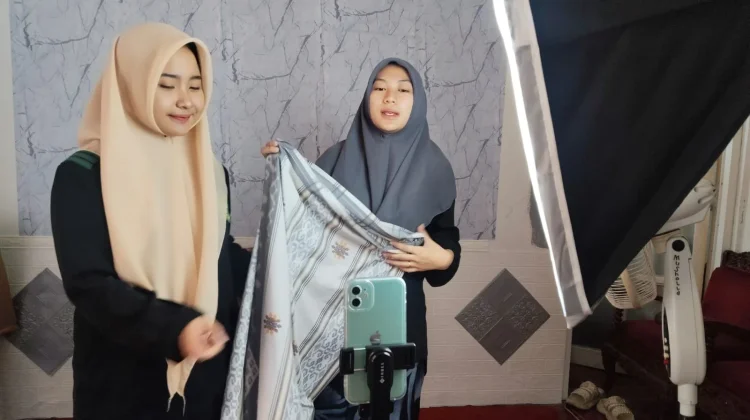 Dua Santri di Ponpes Semarang Jualan Sarung Live Tik Tok dan Siarkan Dakwah