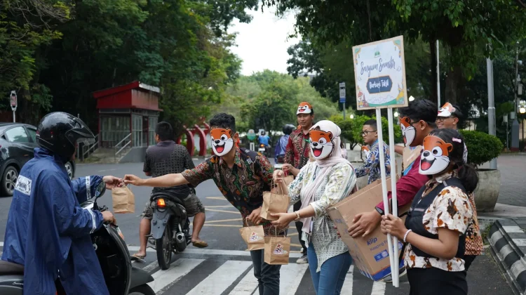 Dusun Semilir Bagikan 1.000 Paket Takjil di Taman Indonesia Kaya