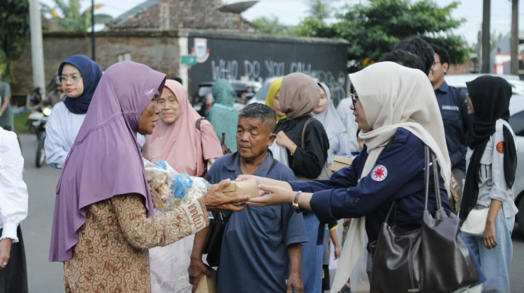 Perkuat Solidaritas, Mahasiswa Universitas Selamat Sri Batang Bagi-bagi Takjil