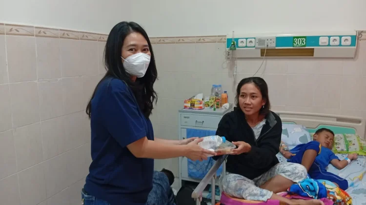 Peduli Sesama, Hotel Tentrem Semarang Sasar Penunggu Pasien  Berbagi Sahur