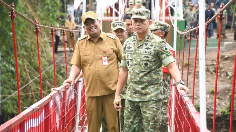 Atasi Keterisolasian, Pangdam IV/Diponegoro Resmikan Jembatan Perintis