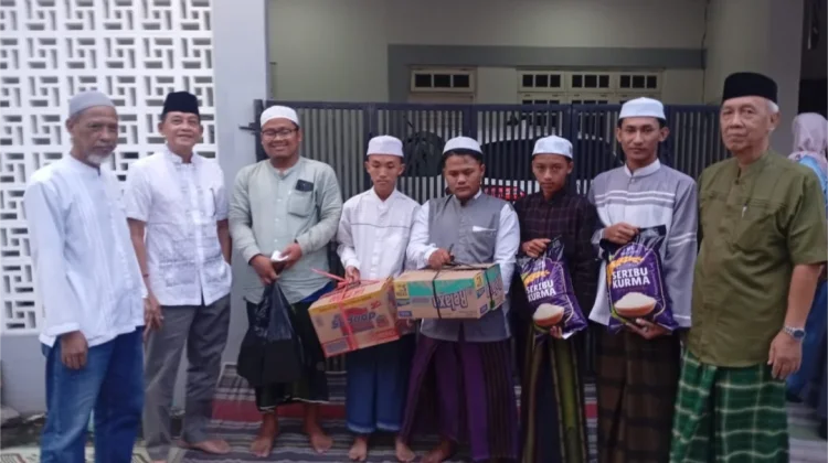 Gelar Bukber, Warga RT 07 Parang Barong Semarang Santuni Lansia