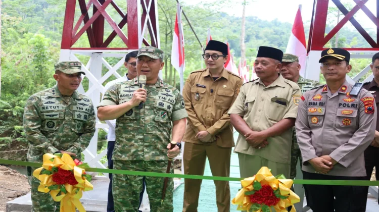 Danrem 072 Pamungkas Resmikan Jembatan Gantung Garuda di Desa Plipir Purworejo