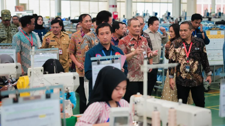Pastikan Hak Buruh Terpenuhi, Gubernur Jateng Pantau Penyaluran THR  Lebaran