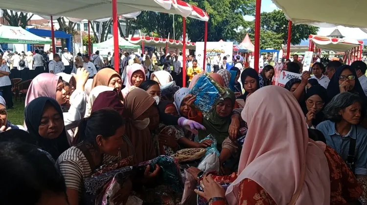 Pasar Murah jelang Lebaran,  Warga Serbu Penjualan Pakaian Pantas Pakai