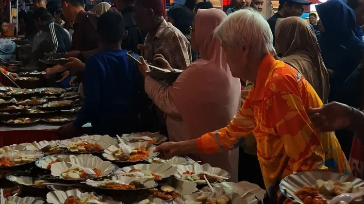 Buka Puasa, TITD Liong Hok Bio Kota Magelang Bagikan 1.000 Porsi Lontong Cap Go Meh