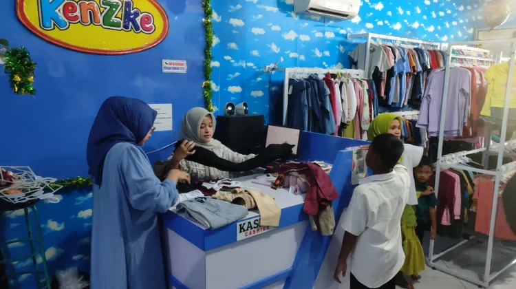 Puluhan Anak Yatim dapat Baju Lebaran Gratis dari Toko Busana Kenzke Kendal