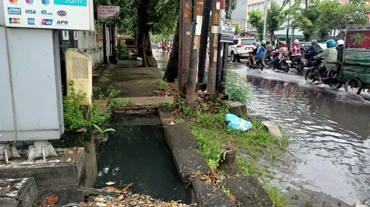 Halo RRI, Warga Keluhkan Selokan Rusak di Jalan Arteri Sukarno-Hatta