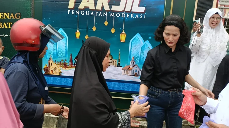 Tunjukkan Toleransi, Penyuluh Agama Lintas Iman di Batang Bagikan Takjil