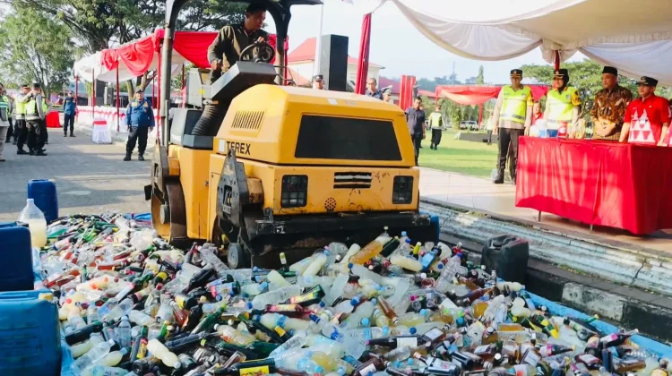 Polres Semarang Musnahkan Ribuan Botol Miras Hasil Operasi Pekat