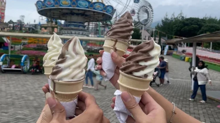 Menikmati Kesegaran Es Krim di Hari yang Panas
